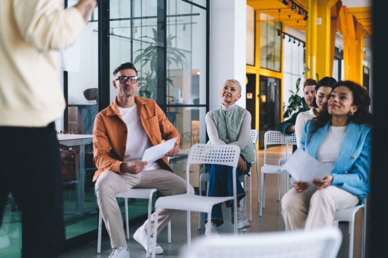 Manejar el estres - Personas asistiendo a una capacitación o presentación en espacio de coworking.
