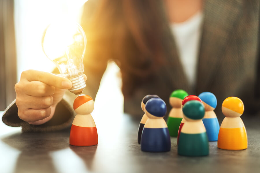 Payrolling que es - Concepto de liderazgo e innovación con figuras y bombilla.