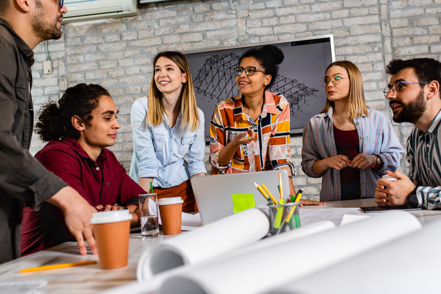 10 pasos para un proceso de selección efectivo procesos - Grupo de jóvenes profesionales colaborando en una reunión creativa.
