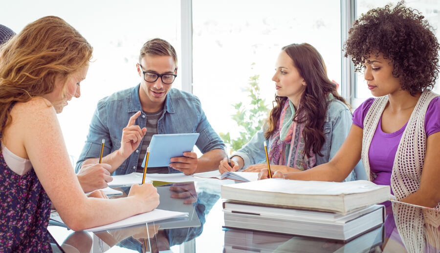 10 pasos para un proceso de selección efectivo tecnicas - Grupo de personas trabajando y tomando notas durante una reunión.
