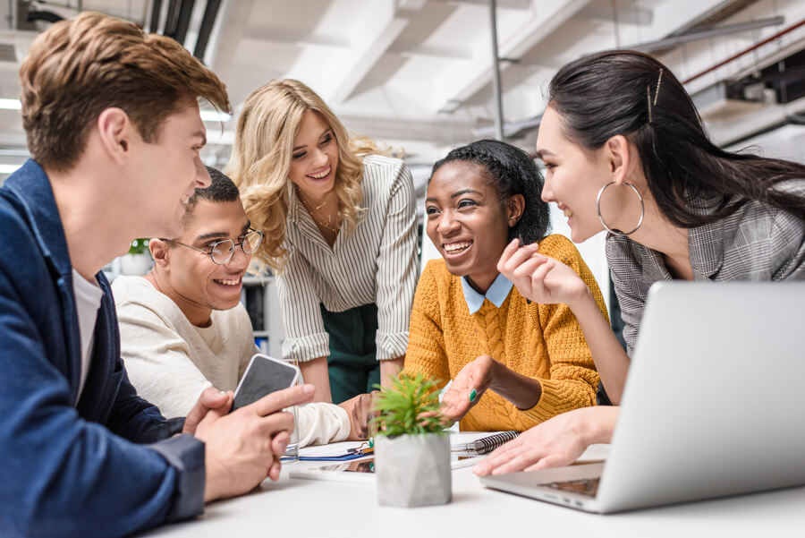 Como liquidar una nómina importancia - Jóvenes profesionales colaborando en una reunión de equipo.