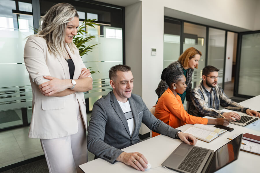 Evaluar el desempeño de los empleados - Grupo de personas trabajando en equipo en una oficina